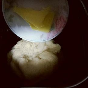 揉面程序20分钟后，加入提前室温软化的黄油。