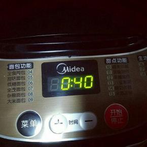 继续启动面包机揉面40分钟，面包机揉面共60分钟，这时面团已经有手套膜。面包机启动发酵功能，时间为机器自动一个半小时。