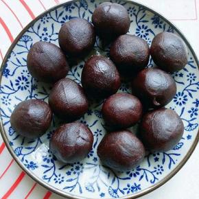 准备豆沙馅，每个大约20g，大小可以根据个人喜欢。