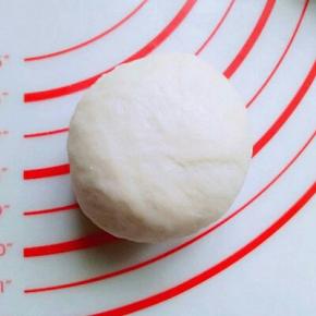 包好的豆沙小面包，揉圆，轻轻用掌心按压一下，揉圆至光滑。