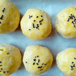 二次发酵好的面包取出刷上蛋液，撒上黑芝麻，烤箱180度预热5分钟。