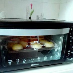 放入烤箱，180度烤18-20分钟，注意观察颜色，必要时覆盖一张锡纸。(具体温度要根据自家的烤箱另定。)