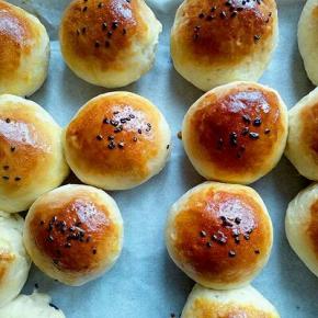 出炉后立即刷上一层玉米油，可以更好的锁住面包水份。