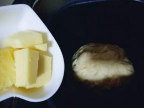 20分钟后加面团属于扩展阶段，这时加入室温软化的黄油。