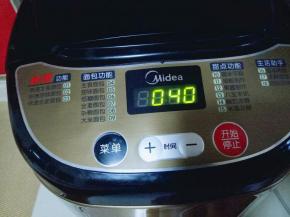 启动面包机自动和面功能40分钟。