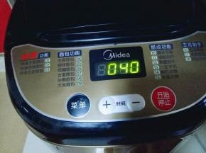 启动面包机自动和面功能40分钟。