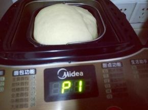 40分钟后，面团已经有了不容易破的手套膜，进行发酵模式，时间约为90分钟，结束后，面团已经发酵满桶，用手指摁一下，不回缩即可。