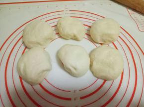 取出面团排气，分成6份，盖上保鲜膜松弛15分钟。