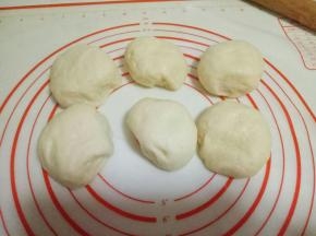 取出面团排气，分成6份，盖上保鲜膜松弛15分钟。