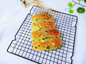 戴上隔热手套，取出烤盘，真的很好吃哦，香。