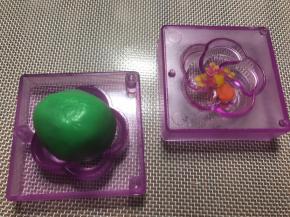 五瓣花：中间花心按照颜色放好，皮20克，馅20克