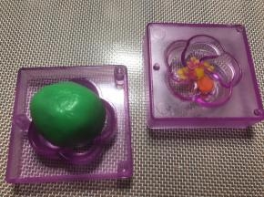 五瓣花：中间花心按照颜色放好，皮20克，馅20克