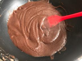 此时豆沙会稀点，继续炒