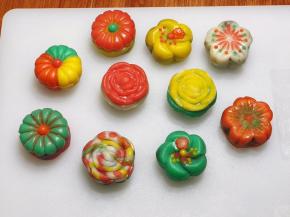 盖好保鲜膜，冷藏一下再吃。