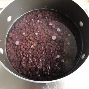 放入蜜红豆和水，开小火煮