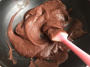 放入锅中炒，因为蜜红豆含糖，所以炒的过程不需要放糖。