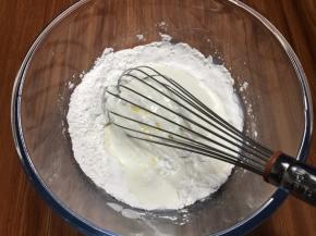 倒入牛奶和油搅匀