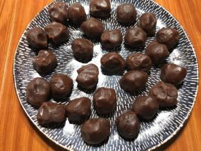 豆沙分成20克一个，冷藏至硬。