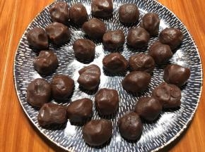 豆沙分成20克一个，冷藏至硬。