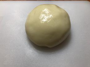 冰皮蒸好后，取出晾凉，揉圆。