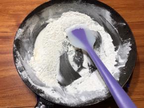 准备一些糯米粉，放到锅中小火炒，炒至变黄，当手粉。