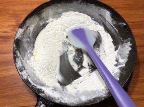准备一些糯米粉，放到锅中小火炒，炒至变黄，当手粉。