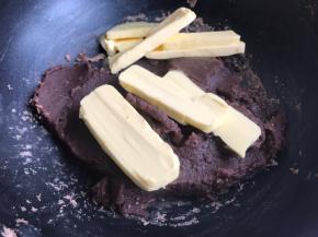 炒至水分比较干的时候，放入黄油继续炒。