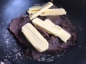 炒至水分比较干的时候，放入黄油继续炒。