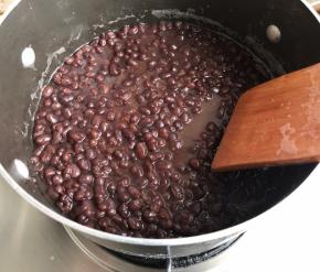 倒出大部分的水，剩一点点滋润着豆子就够了，晾凉。