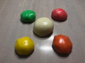 面团分成5份左右，带颜色的可以揉些色素，或者水果粉。