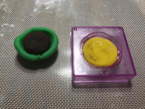 玫瑰花的：黄色面团8克，皮20克，15克馅，包好。