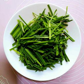 首先把韭菜择洗干净。切成段。