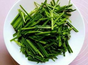 首先把韭菜择洗干净。切成段。