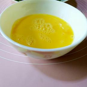 鸡蛋在碗中打散。