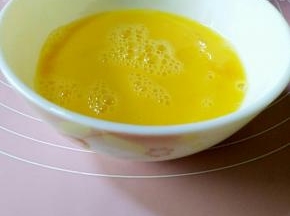 鸡蛋在碗中打散。