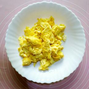 锅中放油，油热后倒入鸡蛋液炒熟盛出备用。