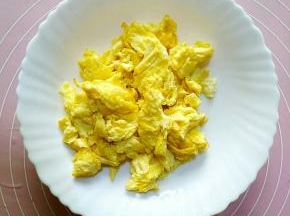 锅中放油，油热后倒入鸡蛋液炒熟盛出备用。