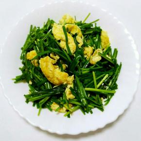 炒的这一步因为需要快手操作，所以就没顾得上照相，下面我来文字描述一下吧。上一步的鸡蛋炒熟盛出之后，重新起锅放少量植物油，紧接着就放适量的盐进去，马上倒入少许的热水，这是因为怕直接加水油会溅出来，所以先放盐就不会了（这算不算是窍门呢？哈哈），然后就快速的把韭菜倒进去，快速翻炒几次就放鸡蛋进去，翻炒均匀就可以出锅了，千万不要长时间的炒，因为即使是余温也会把韭菜烫熟的，就不必在锅里面折腾了。下一步就是吃了，哈哈哈！