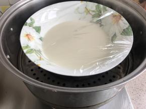 盖保鲜膜，开锅后蒸20分钟。