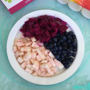 蓝莓洗净，火龙果和水蜜桃去皮切丁备用。