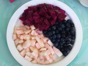 蓝莓洗净，火龙果和水蜜桃去皮切丁备用。