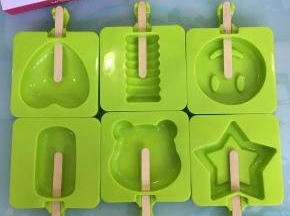 雪糕模具洗净沥干水插入雪糕棒。