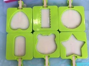 倒入养乐多，8分满。