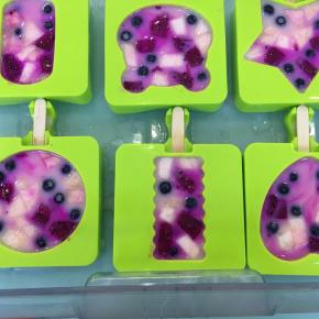 送入冰箱冷冻约4小时后即可冻住。