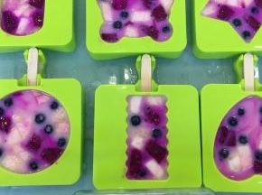 送入冰箱冷冻约4小时后即可冻住。