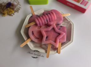 从冰箱中取出冰棒模具，脱模后即可享用。