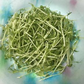 豌豆苗洗净沥干水备用。