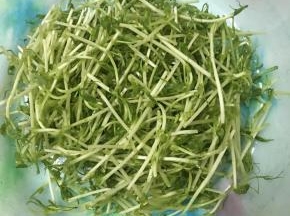 豌豆苗洗净沥干水备用。