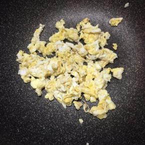 锅中加入少许油，大火烧热，打入鸡蛋炒散盛出备用。