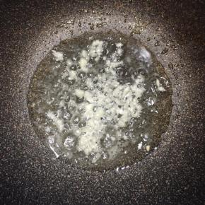 锅中再次加入油，大火烧热，下入蒜末煸出香味。